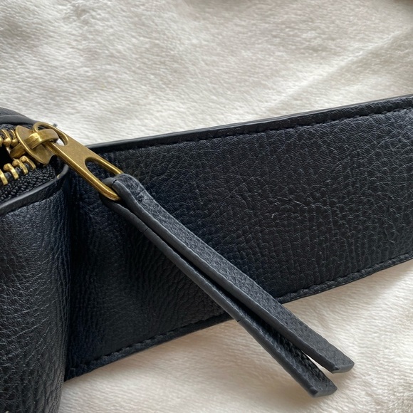 Universal Thread Black Adjustable Crossbody Bag - Picture 9 of 12